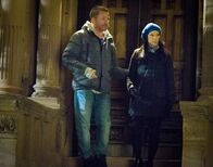 Elementary – Gareth Lestrade (Sean Pertwee, l.) hat seinen Auftrag bei Holmes und Watson (Lucy Liu, r.) eigentlich längst erfüllt, macht aber keine Anstalten, wieder eigene Wege zu gehen ...
