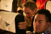 Mayday - Alarm im Cockpit – REENACTMENT - Kurz vor dem Absturz des Garuda-Fluges 200 beugt sich Michael Hatton (gespielt von Thom Vernon) nach vorne in die Strebenposition