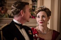Father Brown – Lady Felicia (Nancy Carroll) macht sich Sorgen um die Frau von John Langton (Raymond Coulthard). Dieser versucht sie jedoch zu beruhigen und behauptet, dass sich Diana völlig normal verhält.
