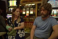 Baskets – Eigentlich wollten Martha (Martha Kelly, l.) und Chip (Zach Galifianakis, r.) Christine nur einen Gefallen tun, doch das verläuft ganz anders, als geplant ...