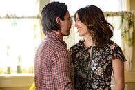This Is Us - Das ist Leben – Sind sehr glücklich miteinander: Rebecca (Mandy Moore, r.) und Jack (Milo Ventimiglia, l.) ...