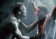 Mit stählerner Faust – Undercover-Cop Burke (Jean-Claude Van Damme,r.) wird von Psychokiller 'Sandmann' (Patrick Kilpatrick) ordentlich durch die Mangel genommen.