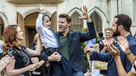 SEAL Team – Wissend, dass er ständig in Bereitschaft lebt und jeden Augenblick zu einer neuen geheimen Mission in die Welt entsandt werden kann, versucht Navy SEAL Jason Hayes (David Boreanaz, M.) jeden Moment mit Familie und Freund zu genießen ...