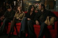 Gilmore Girls – Das gemeinsam Doppeldate von Rory (Alexis Bledel, 2.v.l.), Dean (Jared Padalecki, l.), Lorelai (Lauren Graham, 2.v.r.) und Luke ( Scott Patterson, r.) gerät außer Kontrolle, da die beiden Männer sich einfach nicht riechen können ...