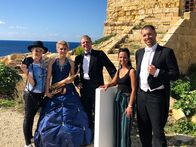 Verrückt nach Meer – Shari Sandhöfer-Reiling (links), Fotografin und Mutter von Tatjana Sandhöfer (2. von links), möchte ein Fotoshooting in der Kulisse von Gozo mit ihrer Tochter machen. Zu diesem Zweck hat sie extra ein blaues Ballkleid (das die Farbe des Meeres aufnimmt) aus Deutschland mitgebracht. Mit aufs Foto sollen Reiseleiter Moritz und Abendspielleiter und Tänzer Matthias als Butler. Ebenfalls vom Showensemble mit dabei ist Matthias Freundin, Taenzerin Catherin, die Shari assistieren soll.