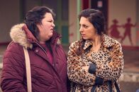 Die Läusemutter – Nadja Zwanziger (Kimberly Scheuermann), Tanya Erartsin (Mel Öztürk).