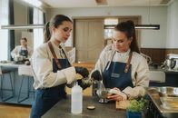 Die Cooking Academy – Irinii Dimitriou (Lara Kimpel, l.); Destiny Pellucci (Vita Tepel, r.)
