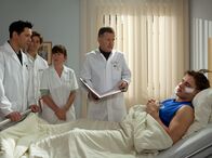 In aller Freundschaft – Bei der Visite bemerkt Dr. Heilmann (Thomas Rühmann, 2. von rechts), dass Mirko Kowalski (Martin Goeres, rechts) Schüttelfrost hat und ordnet weitere Untersuchungen an. Dr. Brentano (Thomas Koch, links) hat jedoch den Verdacht, dass Mirkos Körper Anzeichen eines Entzuges zeigt. (2.v.li. und 3.v.li.: Komparsen) .