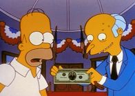 Die Simpsons – Burns (re.) zeigt Homer stolz den Trillion-Dollar-Geldschein, den er vor Jahren unterschlagen hat.