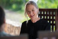 Death in Paradise – Als die Haushälterin Maggie O'Connell (Niamh Cusack) erfährt, dass das Opfer in seinen letzten Zügen die Initialen "A.S." schrieb, weckt das böse Erinnerungen.