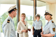 WaPo Bodensee – Pirmin (Simon Werdelis, l.), Nele (Floriane Daniel, r.) und Julia (Wendy Güntensperger, 2.v.r.) stören Marianne Genzgen (Barbara Magdalena Ahren, 2.v.l.) bei den Vorbereitungen eines Charity-Empfangs.
