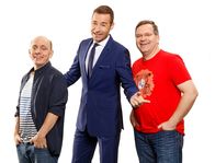 Wer weiß denn sowas? – Superhirn Bernhard Hoëcker (l.) und Quizmaster Elton (r.) mit ihren prominent besetzten Teams um die Wette. Für den fairen Wettstreit zwischen den Teams sorgt wie gewohnt der Meister der skurrilen, unglaublichen und überraschenden Fragen, Moderator Kai Pflaume (M.).
