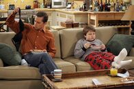Two and a Half Men – Jake (Angus T. Jones, r.) und Alan (Jon Cryer, l.) wollen einen gemütlichen Abend verbringen, doch da kommt einiges dazwischen ...