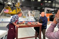 MarktFrisch – Koch Frank Brunswig (re.) kocht mit Jens Hübschen (li.) Eigenkreationen zum Thema „Raumfahrt" in der Raumfahrtausstellung im Technikmuseum Speyer.