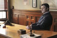 Castle – In seinen Gedanken sieht sich Castle (Nathan Fillion) als Privatdetektiv Joe Flynn aus dem Jahr 1947, der dabei ist, zwei Mordfälle aufzuklären ...