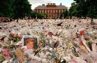 The Princess - Lady Diana – Die Blumen und die Trauernden neben Kensington-Palast in den Tagen nach der Beerdigung von Prinzessin Diana, London, England, September 1997