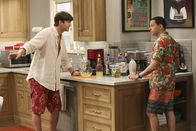 Two and a Half Men – Wollen Spielkameraden für Louis suchen, um nicht immer dessen Alleinunterhalter zu spielen: Alan (Jon Cryer, r.) und Walden (Ashton Kutcher, l.) ...