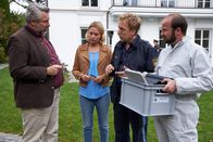 Die Rosenheim-Cops – Von links: Die Kommissare Stadler (Dieter Fischer) und Winter (Vanessa Eckart) bitten Polizeihauptmeister Mohr (Max Müller), die von der Spurensicherung (Alexander Vitzthum) sichergestellten Unterlagen ins Kommissariat zu bringen.