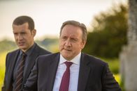 Inspector Barnaby – DS Jamie Winter (Nick Hendrix, l.) und DCI John Barnaby (Neil Dudgeon, r.) ermitteln auf einer Esoterik-Messe im Fall einer ermordeten jungen Frau.