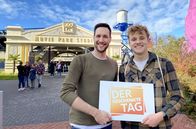 Der geschenkte Tag – Moderator Sven Kroll (l) mit Kandidat Simon Peglau im Movie Park Germany.