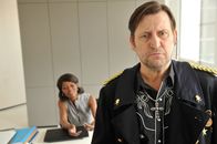 SOKO Stuttgart – Tanja Degen (Sheri Hagen) versucht, Jan Kilmann (Ingo Naujoks) zu erklären, warum er als Künstler keine Zukunft mehr bei ihrem Label hat. Kilmann kann es nicht fassen, dass sein Vertrag gekündigt werden soll.