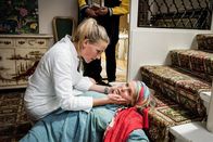 Praxis mit Meerblick – Praxis mit Meerblick - Der Prozess Ein Notfall schockiert auch die Ärztin: Tanja Wedhorn als Nora Kaminski, Petra Kelling als Roswitha Wing Copyright: SRF/ARD Degeto/Boris Laewen