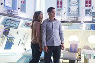 Scorpion – Die Spannungen im Team werden nicht geringer, aber lässt sich Walter (Elyes Gabel, r.) tatsächlich durch seine Gefühle für Paige (Katharine McPhee, l.) und ihre Zuneigung zu Tim von der Arbeit ablenken?