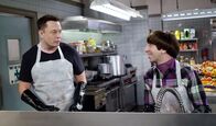 The Big Bang Theory – Howard (Simon Helberg, r.), Elon Musk (Elon Musk, l.).