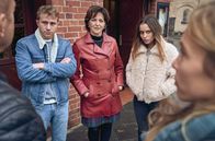 Wo ist meine Schwester? – Amelies besorgte Angehörige: Freund Jonas Lange (Max Hubacher, l.), Mutter Dorothee Reinhard (Martina Gedeck, M.) und Zwillingsschwester Marie Reinhard (Kristin Suckow, r.) stellen sich den Fragen der SOKO.