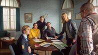 SOKO Wismar – Reuter (Udo Kroschwald, r.), Pöhlmann (Dominic Boeer, 3.v.r.), Timmermann (Mathias Junge, 3.v.l.), Karoline Joost (Nike Fuhrmann, 2.v.l.) Stine (Sidsel Hindhede, l.) und Roswitha Prinzler (Silke Matthias, 2.v.r.) wollen Markus Böttwig (Sönke Möhring) endlich drankriegen. Er soll vor Jahren erst Nina Schmidt und nun auch ihren Vater Holger (Rüdiger Lehmann) getötet haben. Wird es ihnen gelingen, Böttwig endlich festzusetzen?
