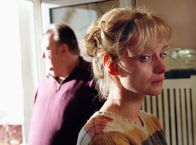 Bloch – ARD/WDR BLOCH - Folge 2 "Ein begrabener Hund", Buch Peter MSrthesheimer und Pea Frshlich, Regie Peter Schulze Rohr Uhr im Ersten. Tommy schweigt seit Yber fYnf Wochen und hat PanikanfSlle. Seine Mutter Clara (Catherine Flemming) und Bloch (Dieter Pfaff) wissen immer noch nicht, wie sie helfen ksnnen.