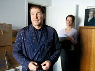 Der Anwalt und sein Gast – Katja Weller (Claudia Michelsen) versorgt Frank Karmann (Götz George) mit Kleidung, Wäsche und Bademantel und richtet ihm auch noch das Gästezimmer ein. Karmann kann sein Glück kaum fassen...