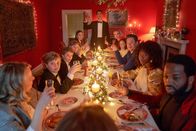 Silent Night - Und morgen sind wir tot – Simon (Matthew Goode, hinten Mitte) spricht einen Toast aus.