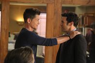 The Grinder - immer im Recht – Dean (Rob Lowe, l.) versucht, mit einer Methode, die er bereits als Grinder angewandt hat, frische Ideen für den Fall seines Vaters zu generieren, während Stewart (Fred Savage, r.) den Grinder in sich selber entdeckt.