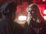Homeland – Während Carrie (Claire Danes) herausfinden möchte, ob Sekou tatsächlich der Attentäter von New York war, wird ihr Haus, in dem sich Quinn und Franny befinden, von Journalisten und einem wütenden Mob umlagert. Die werfen Carrie vor, eine Sympathisantin von Terroristen zu sein ...