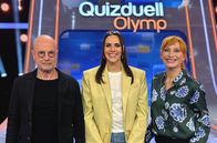 Quizduell - Olymp – Moderatorin Esther Sedlaczek (M.) mit den Kandidaten des Teams "Traumpaar": Christian Berkel (l.) und Andrea Sawatzki (r.)