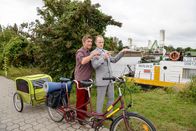 Löwenzahn – Am Hafen angekommen. Fritz Fuchs (Guido Hammesfahr, l.) und Ordnungsamtmann Kluthe (Holger Handtke, r.) versuchen, den weiteren Verlauf des Flusses auszumachen. Schließlich trägt er ihr wertvolles Kameraboot fort.