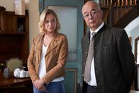 Die Rosenheim-Cops – Polizeidirektor Achtziger (Alexander Duda) und Kommissarin Winter (Vanessa Eckart) ermitteln zum ersten Mal gemeinsam in einem Mordfall.