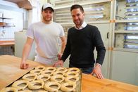 Hoagascht – Moderator Richard Deutinger (rechts) in der Bäckerei Binggl, während ServusTV's VP 2025 Hoagascht AT "Ostern im Lungau" in Tamsweg, Salzburg, Österreich am 26.03.2024.