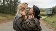 Killing Eve – Eve (Sandra Oh, r.) und Villanelle (Jodie Comer, l.) sind endlich wieder vereint. Doch anstelle gemeinsam alles hinter sich zu lassen, haben die beiden noch einen Auftrag zu erfüllen.