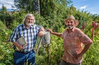 Mein leckerer Garten – SWR-Gartenexperte Dr. Michael Ernst (links) bei seinem 1. Besuch in Hans Breisachers Garten.