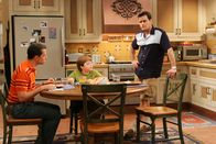 Two and a Half Men – Krisengespräch: Alan (Jon Cryer, l.), Jake (Angus T. Jones, M.) und Charlie (Charlie Sheen, r.) ...