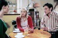 Bianca – Sofia (Jytte-Merle Böhrnsen, M.) hat bei Matthias (Andreas Hutzel, r.) und Tina (Eva Klemt, l.) übernachtet.