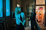 Tatort – Johanna Stern (Lisa Bitter, links) und Lena Odenthal (Ulrike Folkerts) wollten einen potentiellen Verdächtigen eigentlich nur befragen. Als der sich in seiner Wohnung verschanzt, dringen sie vorsichtig ein.