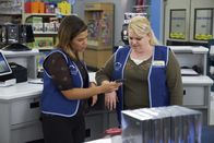 Superstore – Amy (America Ferrera, l.); Justine (Kelly Schumann, r.)