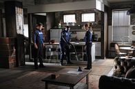 Castle – Als Beckett (Stana Katic, r.) und Castle (Nathan Fillion, l.) einen Bombenleger festnehmen wollen, gerät die Beamtin in Lebensgefahr: In der Wohnung des Attentäters aktiviert sie versehentlich einen Sprengsatz, als sie auf einen versteckten Auslöser tritt. Kann Captain Frank Mahoney (Allan Louis, M.) die Bombe entschärfen?