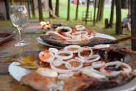 Zu Tisch ... – Auf Holzstäben zubereiteter Karpfen
