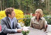 Sturm der Liebe – ARD STURM DER LIEBE FOLGE 1326 Uhr im ERSTEN. Von Markus (Tobias Dürr, l.) erfährt Charlotte (Mona Seefried, r.), welchen Repressalien Eva momentan ausgesetzt ist.