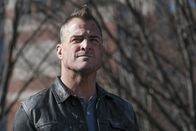 MacGyver – Als Bozer's erste Übersee-Mission in Amsterdam schief geht, sind Jack Dalton (George Eads) ohne die Hilfe der Phoenix Foundation erstmals völlg auf sich allein gestellt ...