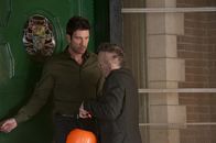 American Horror Story – Wieder einmal steht Larry (Denis O'Hare , r.) vor der Tür und fragt Ben (Dylan McDermott, l.) nach tausend Dollar, die ihm für die Beseitigung von Hayden seiner Meinung nach zustehen ...